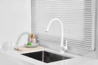 Смеситель для кухни BELZ B814 B76814-8 с гибким изливом, белый