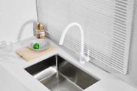 Смеситель для кухни BELZ B814 B76814-8 с гибким изливом, белый