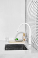 Смеситель для кухни BELZ B814 B76814-8 с гибким изливом, белый