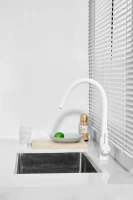 Смеситель для кухни BELZ B814 B76814-8 с гибким изливом, белый
