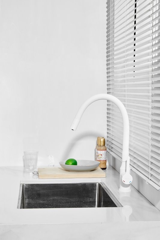 Смеситель для кухни BELZ B814 B76814-8 с гибким изливом, белый