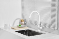 Смеситель для кухни BELZ B814 B76814-8 с гибким изливом, белый