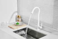 Смеситель для кухни BELZ B814 B76814-8 с гибким изливом, белый