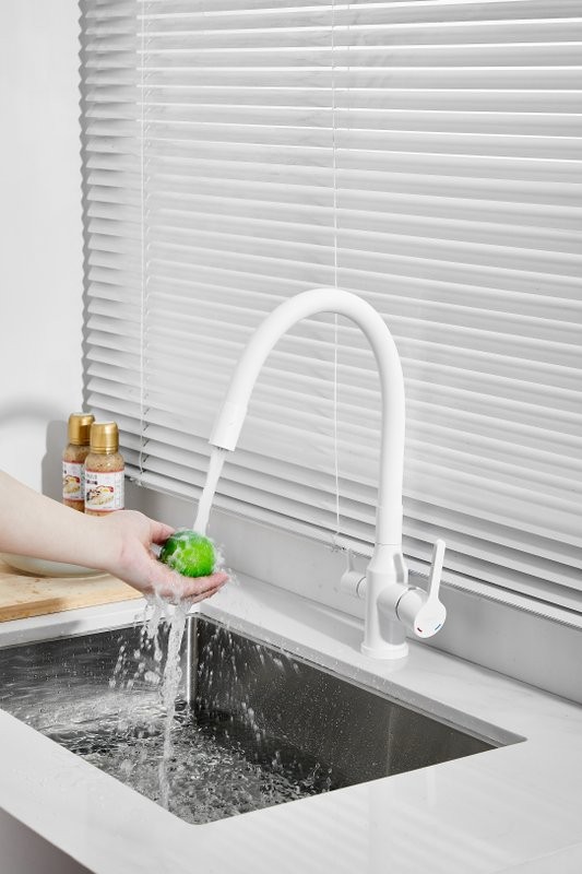 Смеситель для кухни BELZ B814 B76814-8 с гибким изливом, белый