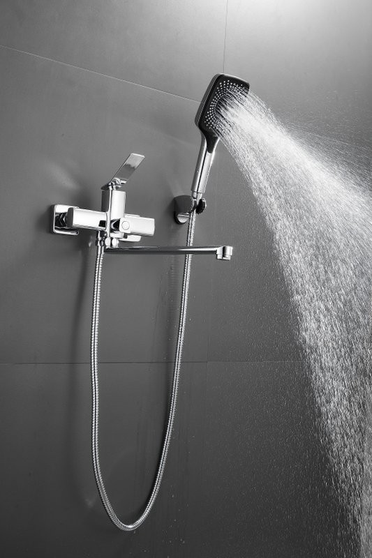 Смеситель с длинным изливом для ванны BELZ B618 B22618 хром