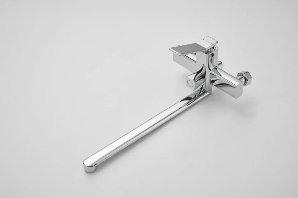Смеситель с длинным изливом для ванны BELZ B618 B22618 хром