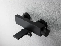 Смеситель для ванны с душем Bravat Arc F66061K-01A-ENG черный матовый Смеситель для ванны с душем Bravat Arc F66061K-01A-ENG черный матовый
