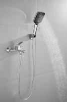 Смеситель для ванны с душем BELZ B618 B60618 хром Смеситель для ванны с душем BELZ B618 B60618 хром