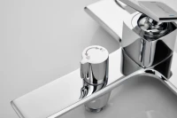 Смеситель для ванны с душем BELZ B618 B60618 хром Смеситель для ванны с душем BELZ B618 B60618 хром