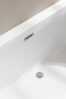 Акриловая ванна Allen Brau Priority 5 L 160x80 см, левая, пристенная, белая, асимметричная, на ножках, с экраном, со сливом-переливом