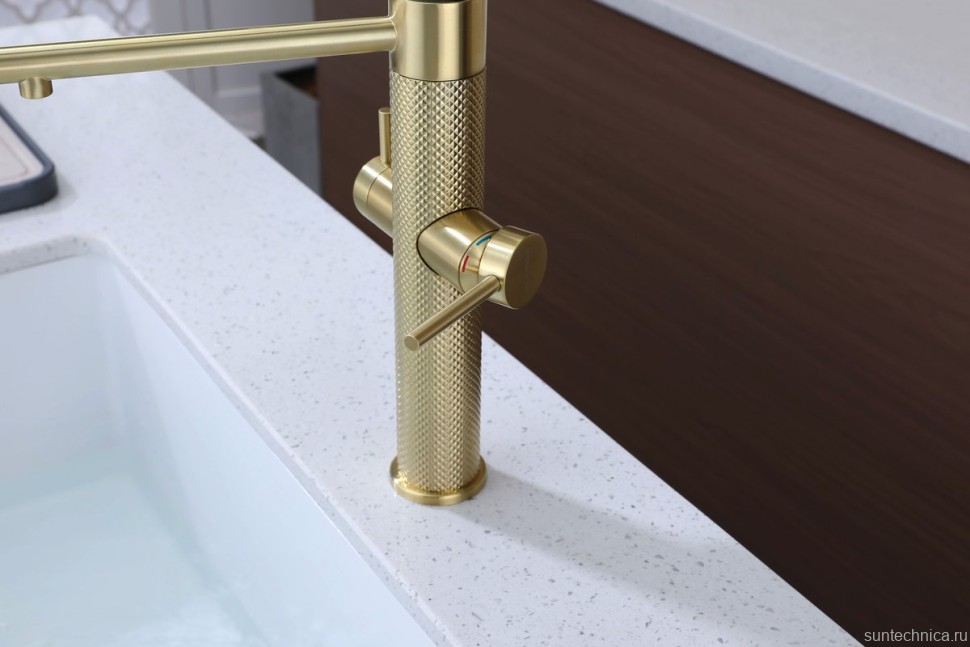 Смеситель для кухни Paulmark Nexus Diamond Nd613999-LG с гибким изливом, светлое золото