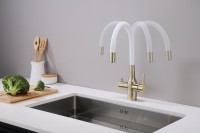 Смеситель для кухни Paulmark Salix 213419-BRw, бронза, белый, с гибким изливом