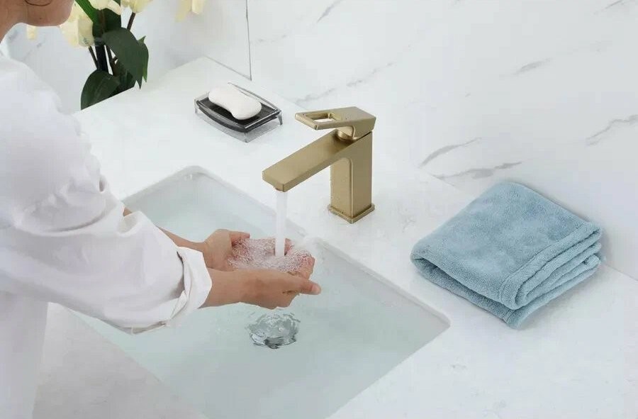 Смеситель для раковины Gappo G17-3 G1017-3 золотой сатин