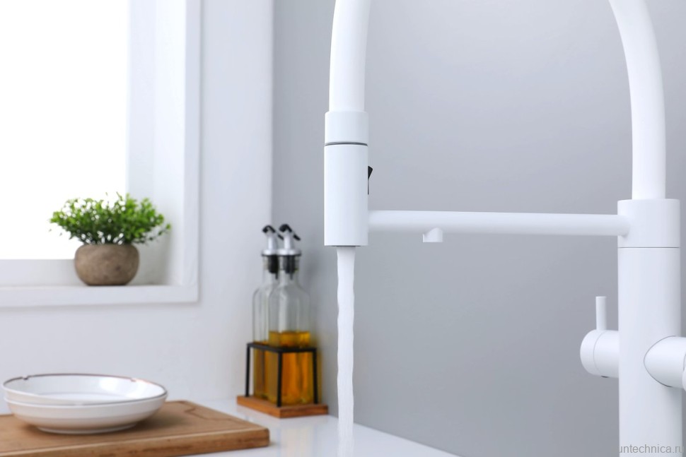 Смеситель для кухни Paulmark Nexus Ne213999-WH с гибким изливом, белый матовый