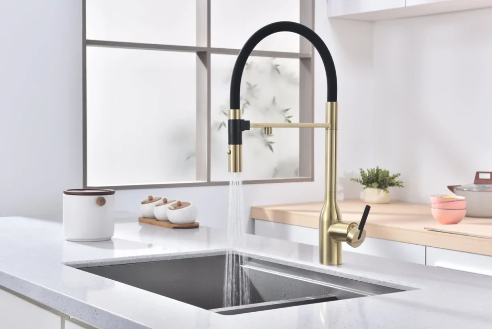 Смеситель для кухни Paulmark Magneto One Ma213188-LG светлое брашированное золото