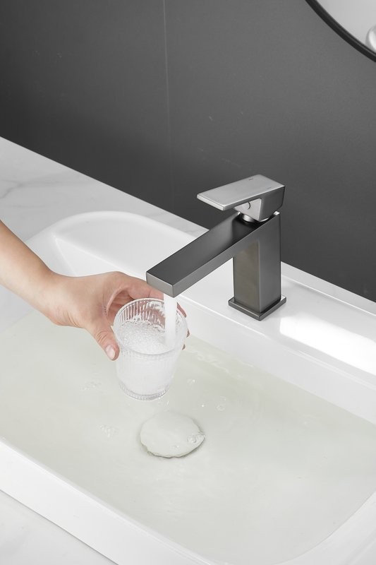 Смеситель для раковины BELZ B672 B10672-3 оружейная сталь