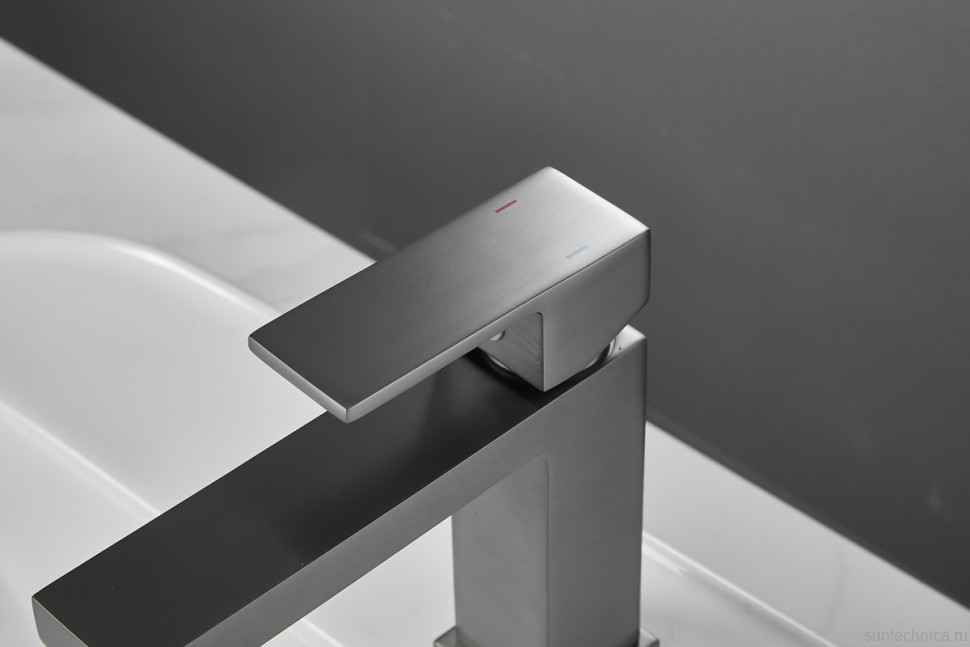 Смеситель для раковины BELZ B672 B10672-3 оружейная сталь