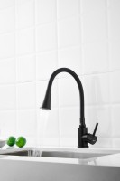 Смеситель для кухни BELZ B810 B74810-7 с гибким изливом, черный