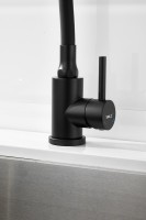 Смеситель для кухни BELZ B810 B74810-7 с гибким изливом, черный