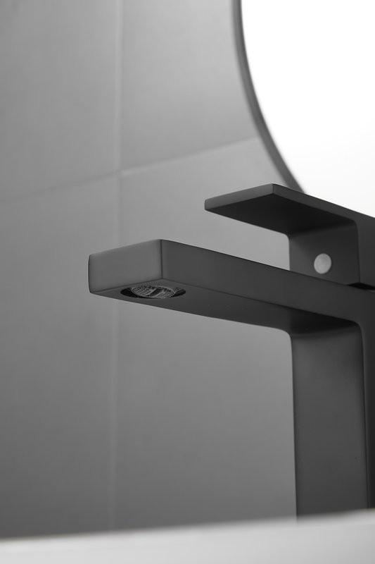 Смеситель для раковины BELZ B672 B10672-7 матовый черный