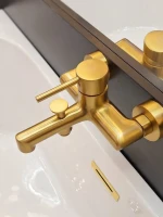 Смеситель для ванны с душем AltroBagno Metropoli 0219 OrSp матовое золото Смеситель для ванны с душем AltroBagno Metropoli 0219 OrSp матовое золото