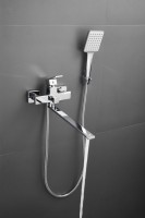 Смеситель с длинным изливом для ванны BELZ B22613 хром Смеситель с длинным изливом для ванны BELZ B22613 хром