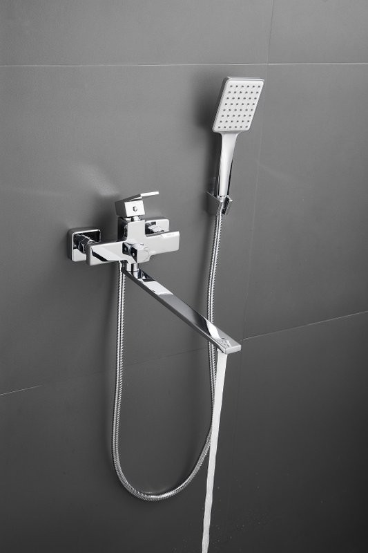 Смеситель с длинным изливом для ванны BELZ B22613 хром