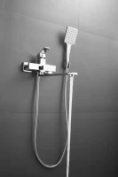 Смеситель с длинным изливом для ванны BELZ B22613 хром Смеситель с длинным изливом для ванны BELZ B22613 хром