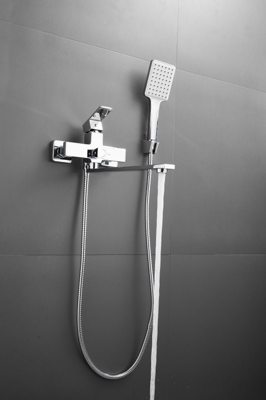 Смеситель с длинным изливом для ванны BELZ B22613 хром