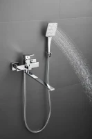 Смеситель с длинным изливом для ванны BELZ B22613 хром Смеситель с длинным изливом для ванны BELZ B22613 хром