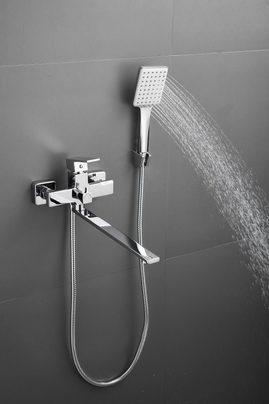 Смеситель с длинным изливом для ванны BELZ B22613 хром