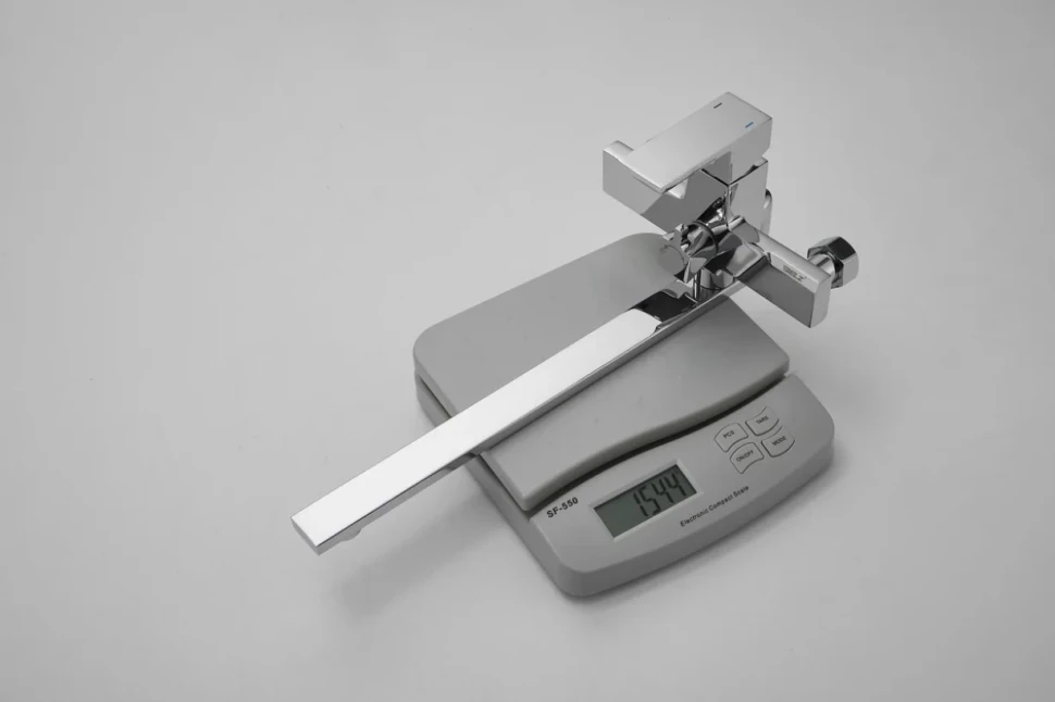 Смеситель с длинным изливом для ванны BELZ B22613 хром