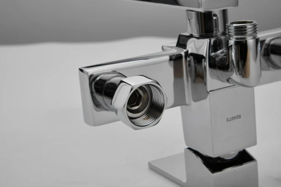Смеситель с длинным изливом для ванны BELZ B22613 хром