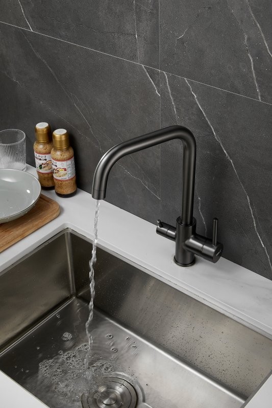 Смеситель для кухни BELZ B76802-3 вороненая сталь