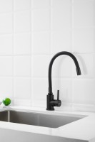 Смеситель для кухни BELZ B810 B73810-7 с гибким изливом, черный Смеситель для кухни BELZ B810 B73810-7 с гибким изливом, черный