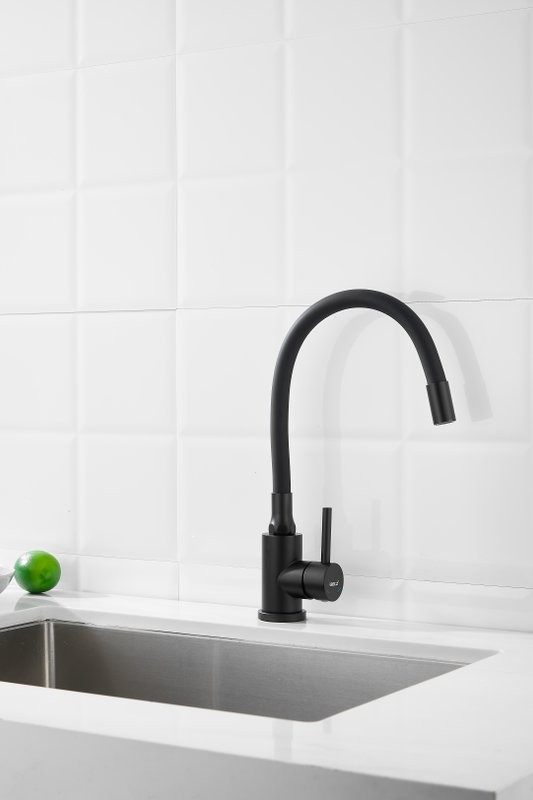 Смеситель для кухни BELZ B810 B73810-7 с гибким изливом, черный