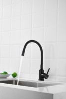 Смеситель для кухни BELZ B810 B73810-7 с гибким изливом, черный Смеситель для кухни BELZ B810 B73810-7 с гибким изливом, черный