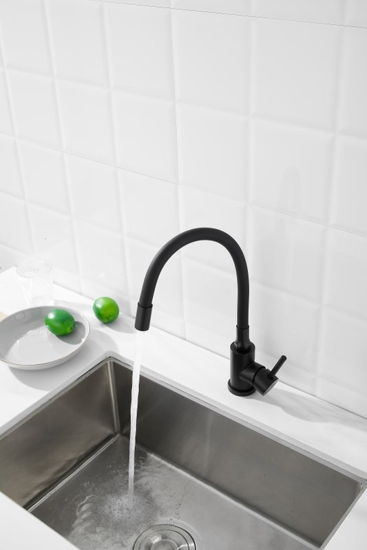 Смеситель для кухни BELZ B810 B73810-7 с гибким изливом, черный