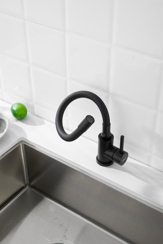 Смеситель для кухни BELZ B810 B73810-7 с гибким изливом, черный