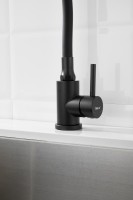 Смеситель для кухни BELZ B810 B73810-7 с гибким изливом, черный Смеситель для кухни BELZ B810 B73810-7 с гибким изливом, черный
