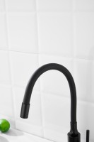 Смеситель для кухни BELZ B810 B73810-7 с гибким изливом, черный Смеситель для кухни BELZ B810 B73810-7 с гибким изливом, черный