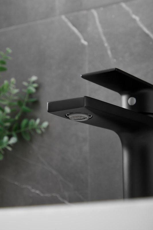 Смеситель для раковины BELZ B678 B10678-7 матовый черный