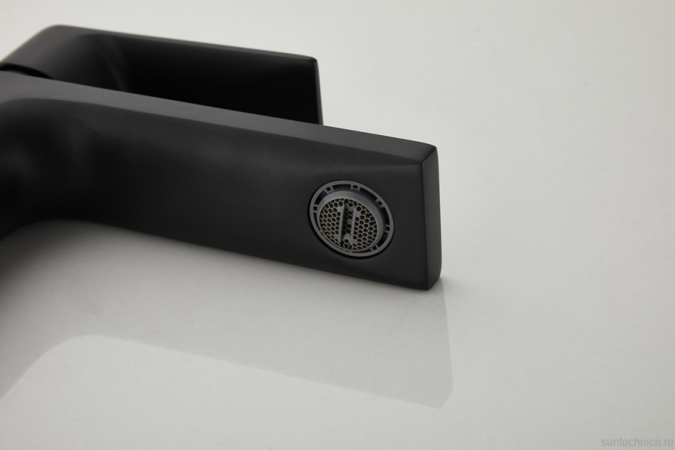 Смеситель для раковины BELZ B678 B10678-7 матовый черный