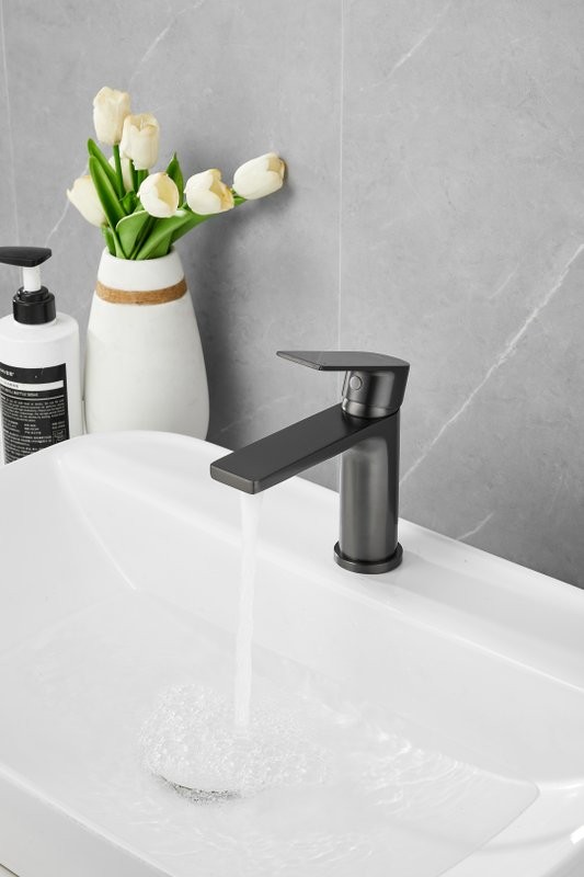 Смеситель для раковины BELZ B678 B10678-3 оружейная сталь