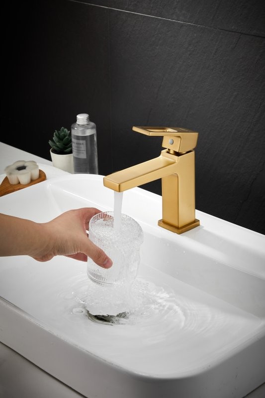 Смеситель для раковины BELZ B658 B10658-5 золото