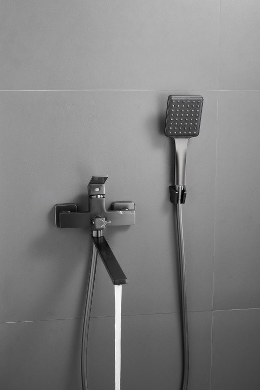 Смеситель с длинным изливом для ванны BELZ B22613-3 вороненая сталь