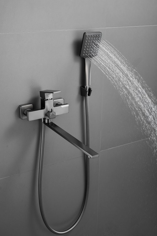 Смеситель с длинным изливом для ванны BELZ B22613-3 вороненая сталь