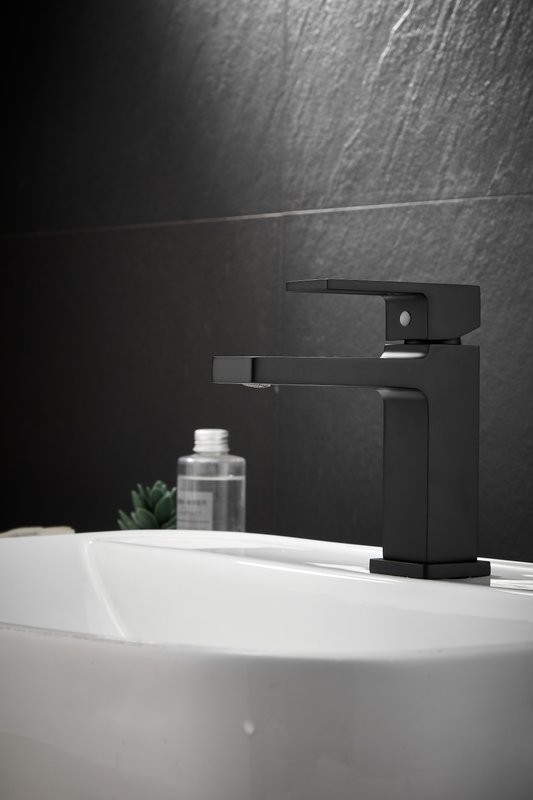 Смеситель для раковины BELZ B658 B10658-7 черный