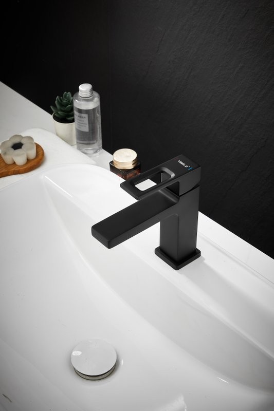 Смеситель для раковины BELZ B658 B10658-7 черный