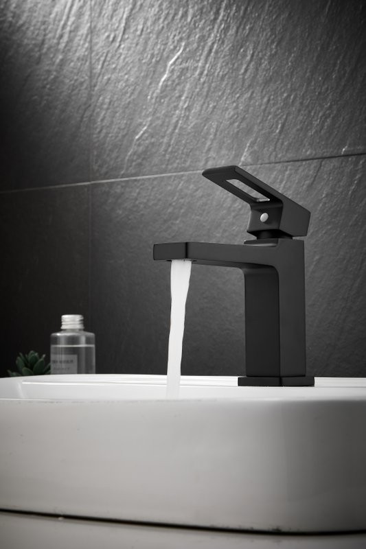 Смеситель для раковины BELZ B658 B10658-7 черный